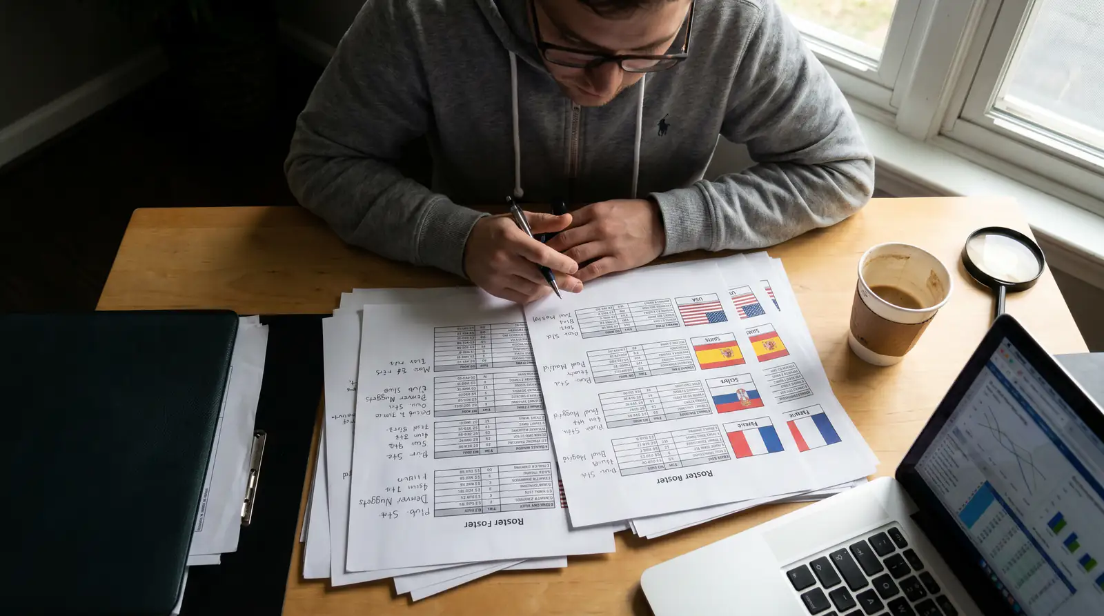 Analista revisando convocatorias de selecciones de baloncesto FIBA con datos de jugadores