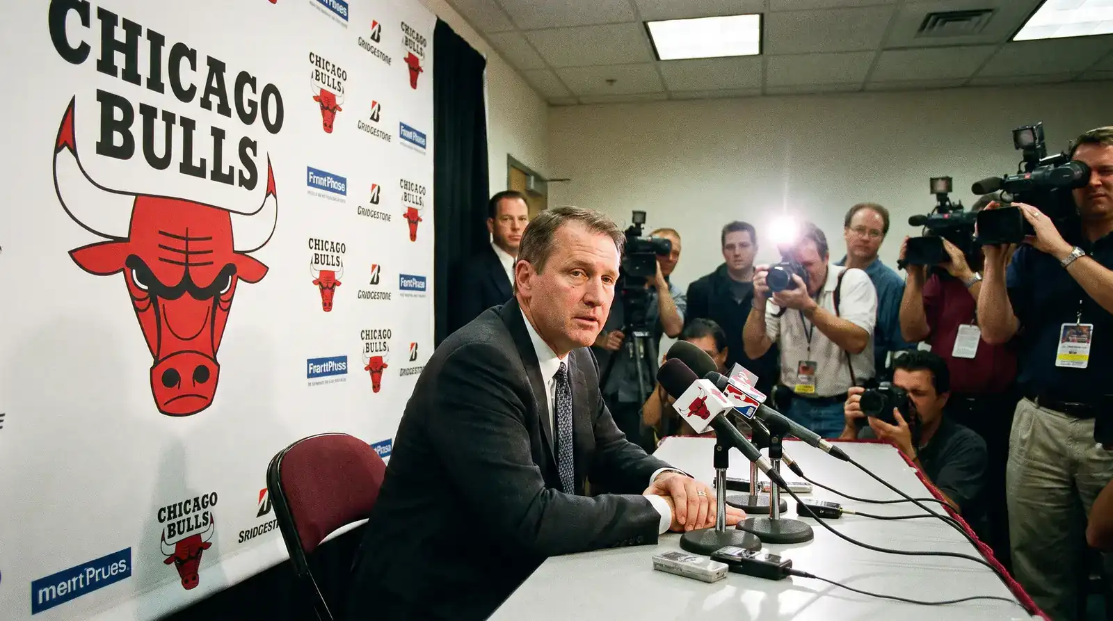 Entrenador de baloncesto hablando en conferencia de prensa sobre rotaciones del equipo