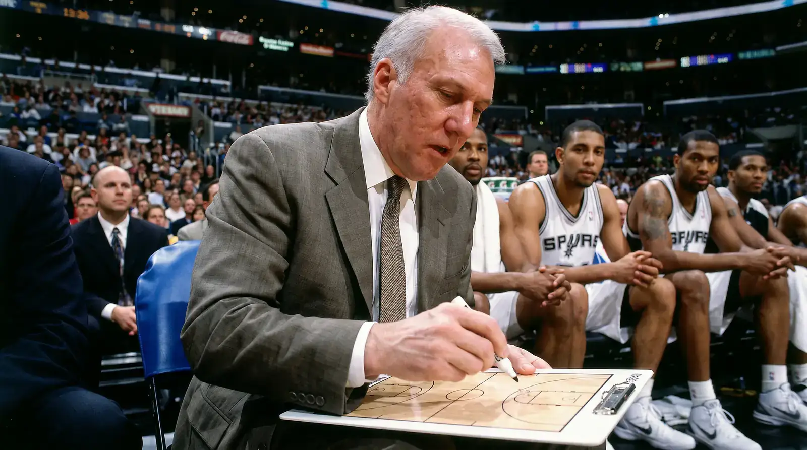 Entrenador de baloncesto ajustando táctica durante un tiempo muerto