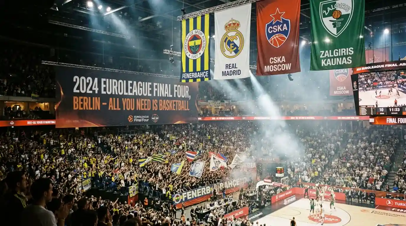 Pista de la Final Four de la Euroliga con logotipos en la cancha y gradas llenas