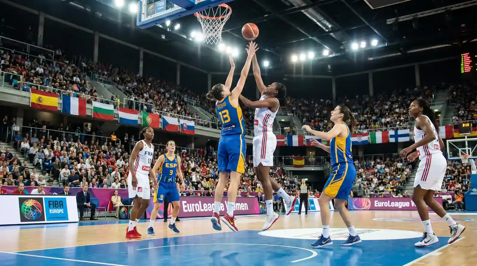 Jugadoras de baloncesto europeo en competición internacional con banderines de equipos
