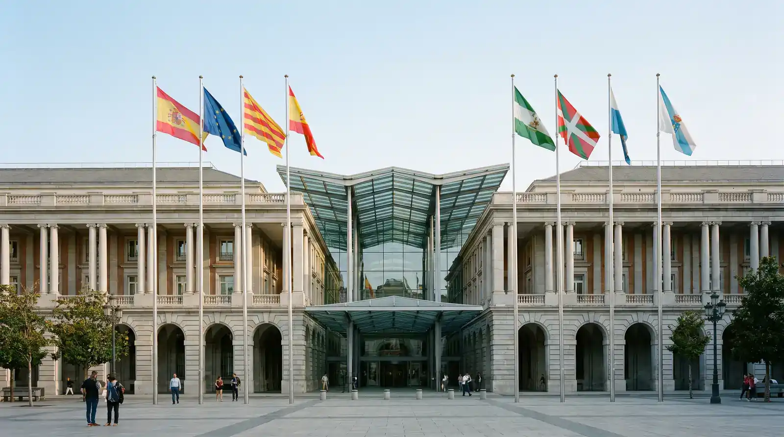 Fachada de edificio gubernamental español con bandera institucional