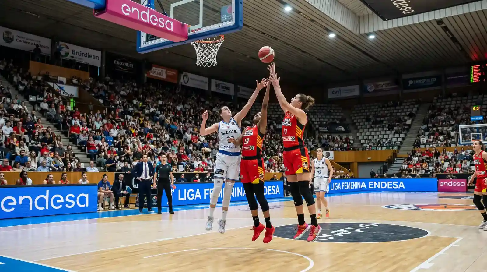 Partido de la Liga Femenina Endesa con equipos en acción bajo canasta