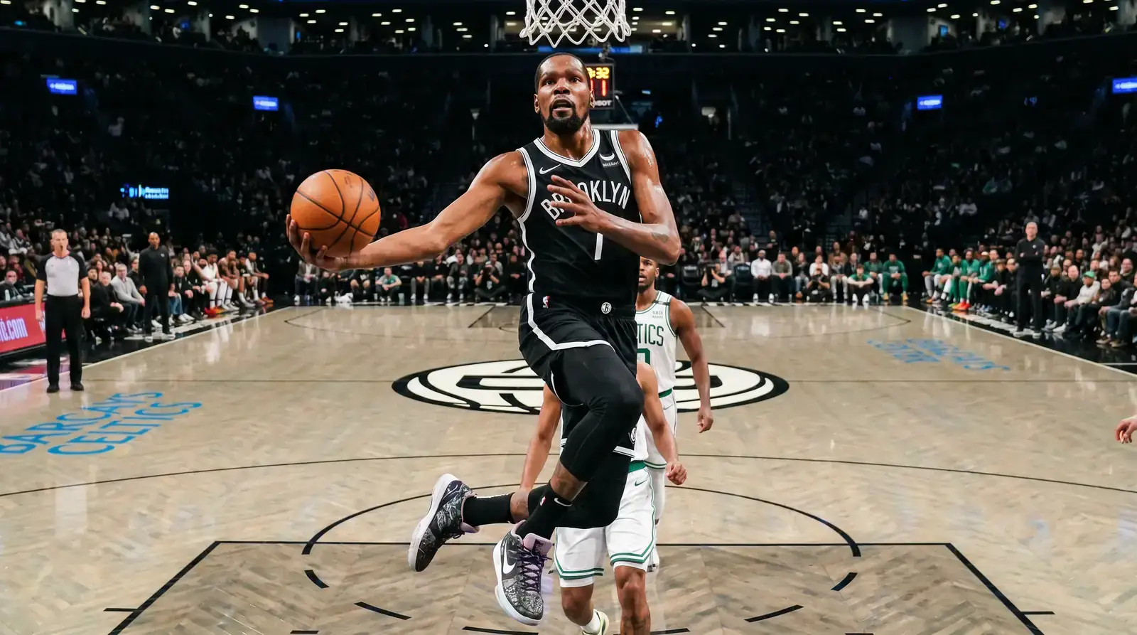 Jugador de baloncesto en posesión del balón durante una jugada de ataque